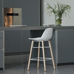 Jane Hamley Wells BABETTE_BABW-SG-65 modern counter stool polyurethane seat on beech wood legs lifestyle_1